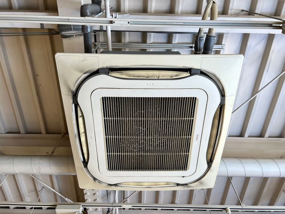天井カセット型の業務用エアコン（洗浄前）