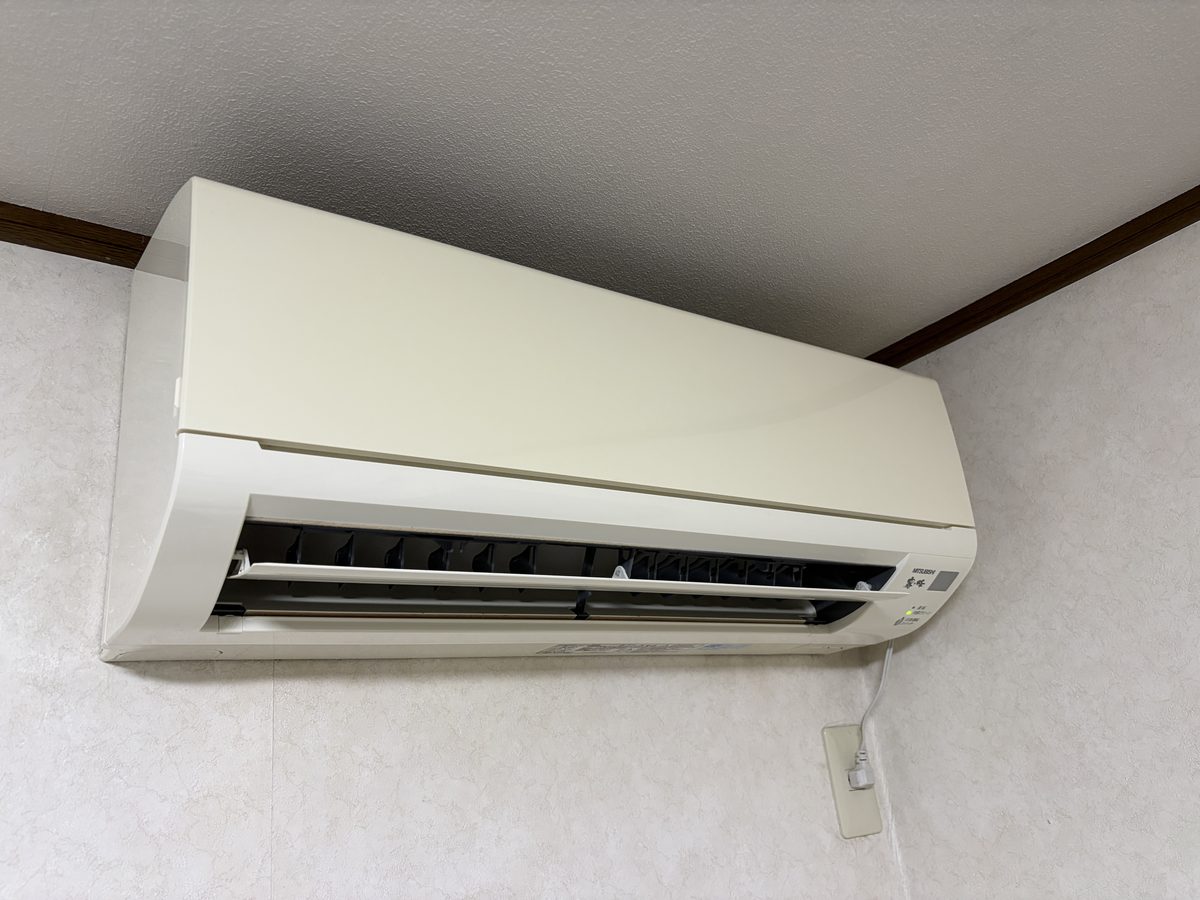 一見きれいに見える家庭用エアコンの外観（1年前にクリーニング済み）
