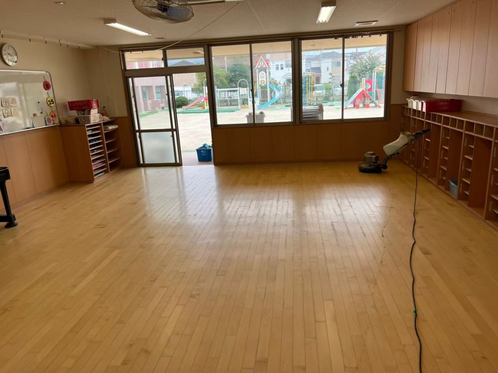 幼稚園の床洗浄・ワックスの作業風景