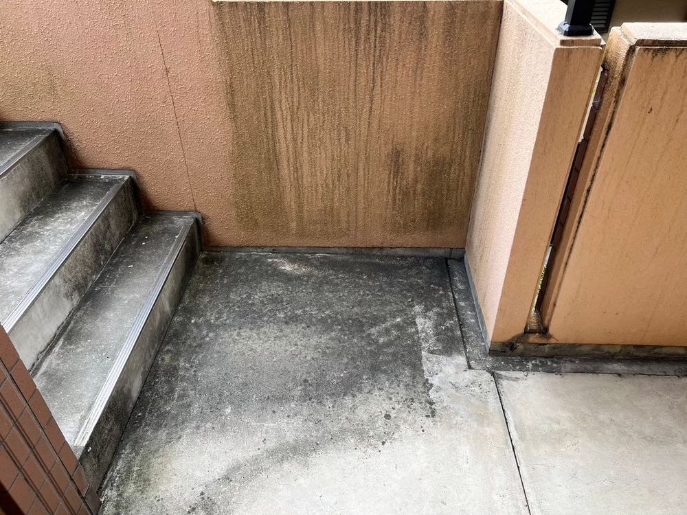 共用階段の踊り場（高圧洗浄前）