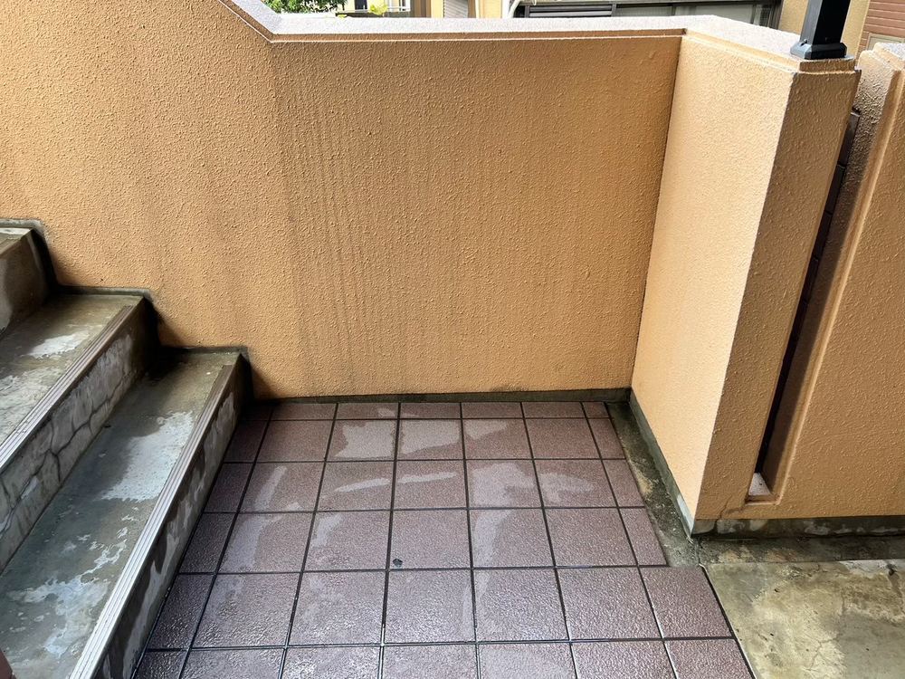 マンション・ビルの高圧洗浄の費用と頻度｜共用階段・外廊下・手すり壁・駐車場の料金目安