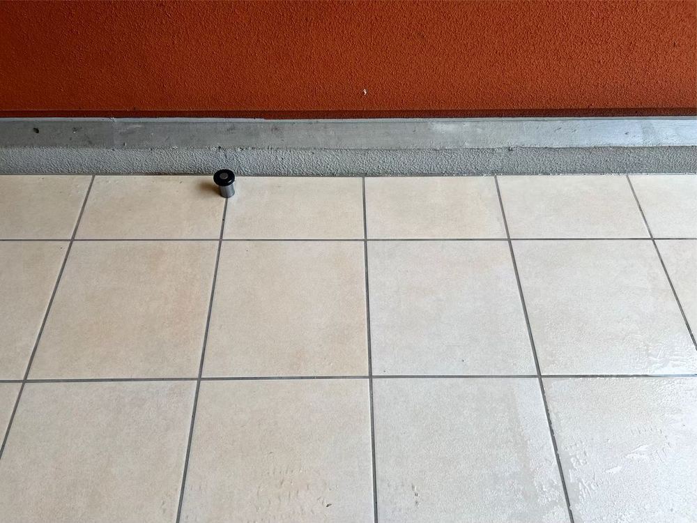 マンション共用部のタイル（清掃後）