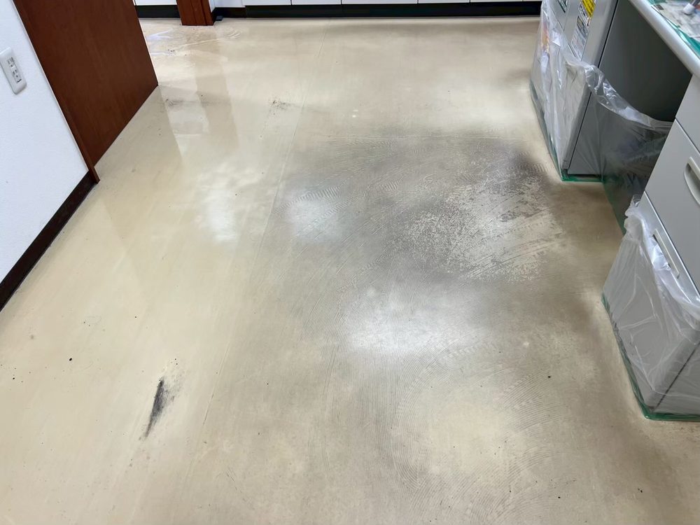 診察室の床（施工前）の施工事例