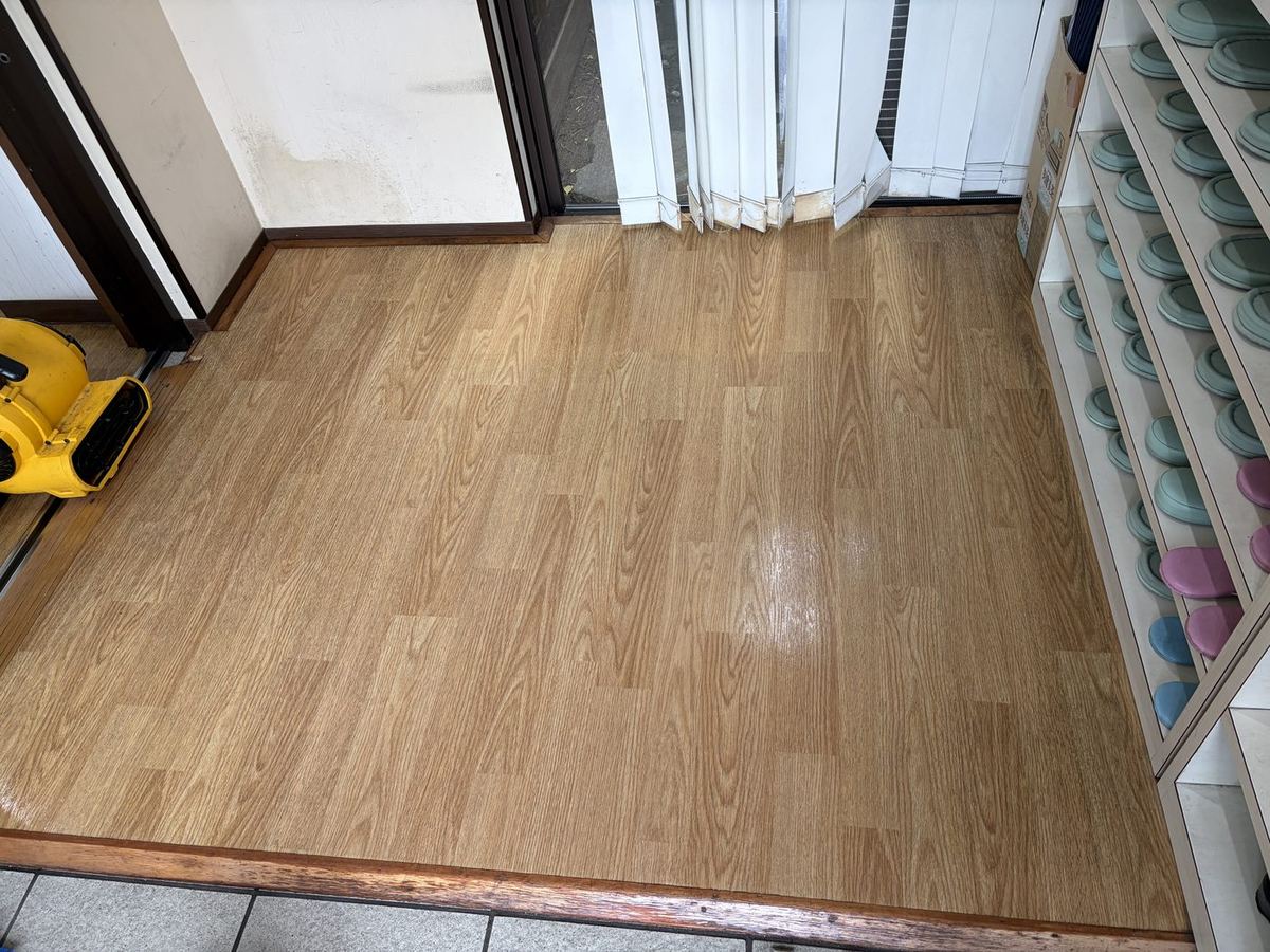 耳鼻科クリニックの入り口の床（施工後）
