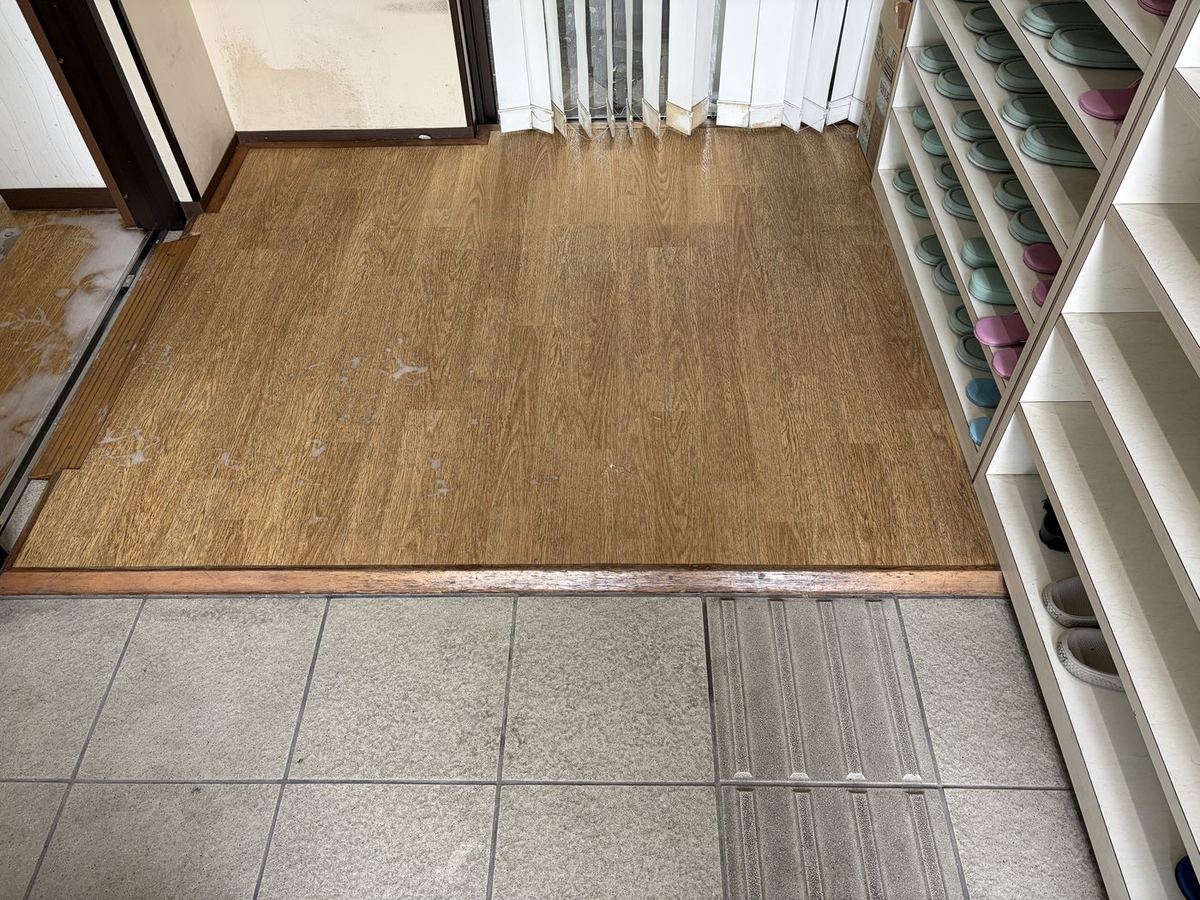 耳鼻科クリニックの入り口の床（施工前）