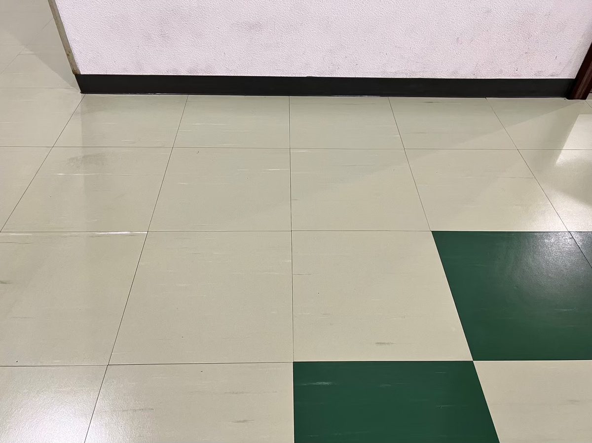 床のワックス剥離後（寝屋川市）