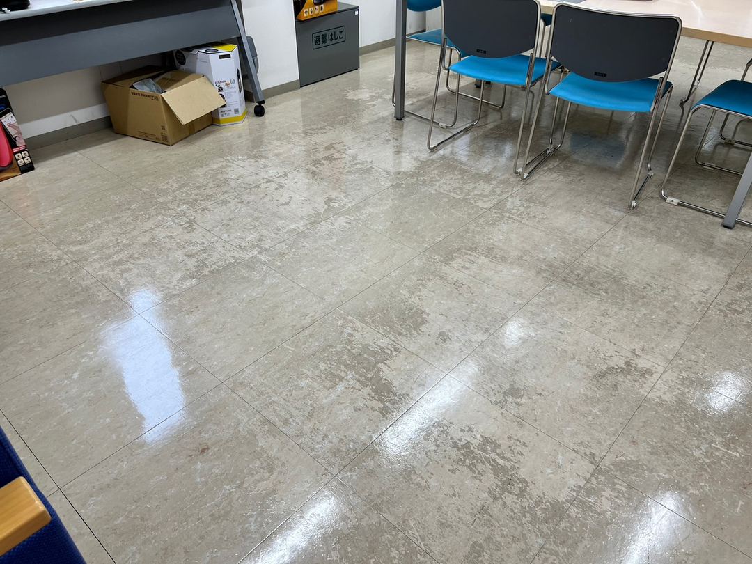 京都市 金融機関 床ワックス剥離（施工前）の施工事例